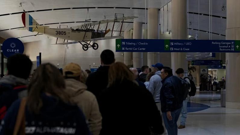 Passageiros aguardam em filas de inspeção da Administração de Segurança de Transporte (TSA) no Aeroporto Internacional de San Antonio , em San Antonio, Texas, EUA, em 14 de março de 2026.