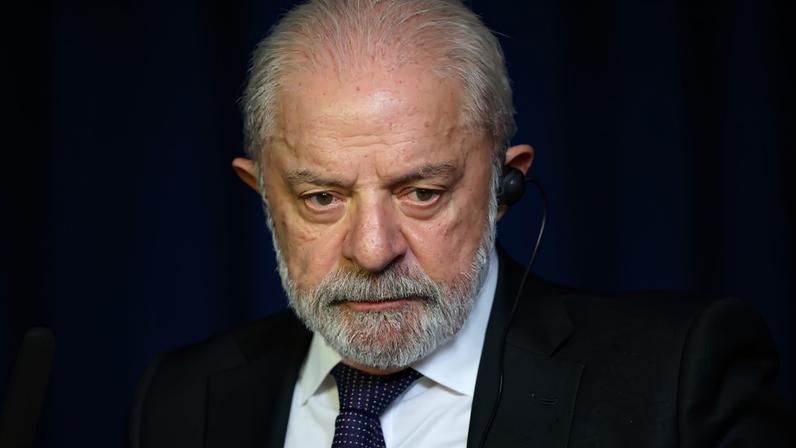 O presidente do Brasil, Luiz Inácio Lula da Silva, observa durante uma declaração conjunta à imprensa no Palácio do Planalto, em Brasília, Brasil, em 16 de março de 2026. REUTERS/Adriano Machado