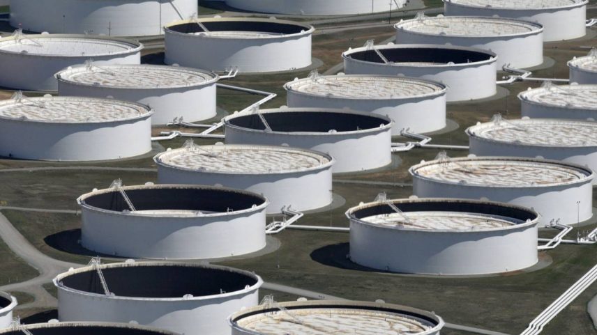 FOTO DE ARQUIVO: Tanques de armazenamento de petróleo bruto vistos de cima no centro petrolífero de Cushing, aparentemente sem espaço para conter um excedente histórico de oferta que derrubou os preços, em Cushing, Oklahoma, 24 de março de 2016. Foto tirada em 24 de março de 2016. REUTERS/Nick Oxford/Foto de Arquivo
