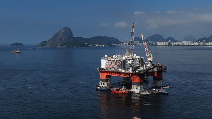 Uma vista de drone mostra uma plataforma de petróleo offshore na Baía de Guanabara, em Niterói, no estado do Rio de Janeiro. — Foto: Pilar Olivares / Reuters