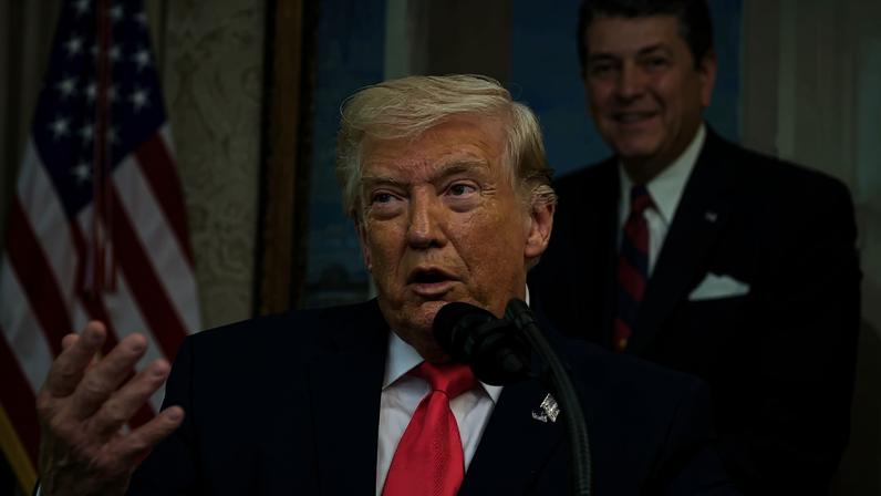 O presidente dos EUA, Donald Trump, discursa na Casa Branca durante a cerimônia de posse de Markwayne Mullin como secretário de Segurança Interna, em Washington, com um retrato de Ronald Reagan ao fundo, em 24 de março de 2026.