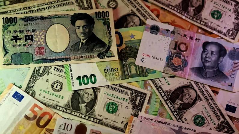 Cédulas de dólar norte-americano, euro, iene, libra, lira turca e yuan são vistas em ilustração - 24/03/2026 (Foto: REUTERS/Dado Ruvic/Ilustração)