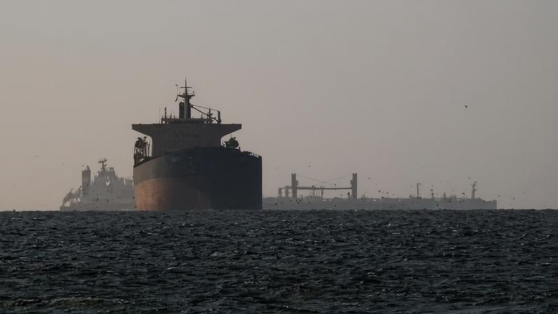 Cargueiros no golfo próximo do estreito de Ormuz
