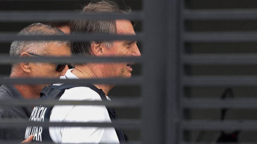 O ex-presidente brasileiro Jair Bolsonaro chega em casa para começar a cumprir prisão domiciliar, após autorização do ministro do Supremo Tribunal Federal Alexandre de Moraes, depois de ter sido condenado pela maioria dos ministros da Corte por tramar um golpe para permanecer no poder após perder a eleição de 2022, em Brasília, Brasil, em 27 de março de 2026. REUTERS/Adriano Machado