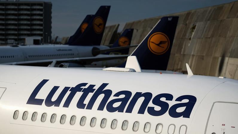 FOTO DE ARQUIVO: Aviões da Lufthansa estacionados na pista durante uma greve do sindicato dos comissários de bordo (UFO) no aeroporto de Frankfurt, Alemanha, em 7 de novembro de 2019. REUTERS/Ralph Orlowski/Foto de Arquivo