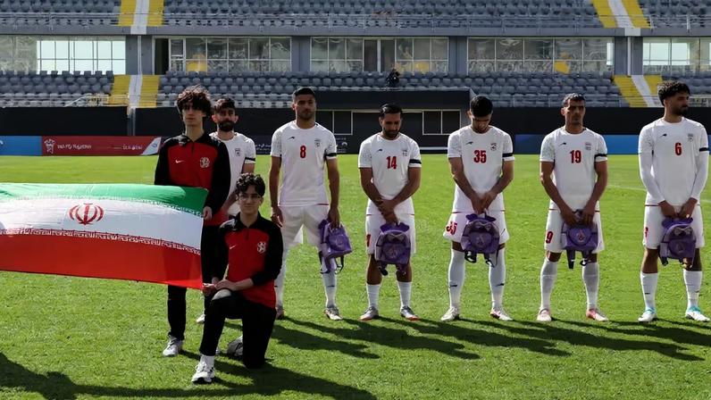 Seleção do Irã homenageia crianças mortas em ataque dos Estados Unidos a escola — Foto: REUTERS/Umit Bektas/File Photo