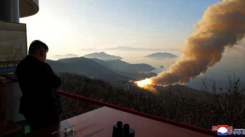 O líder da Coreia do Norte, Kim Jong-un, supervisiona teste militar em 29 de março de 2026 — Foto: KCNA via Reuters