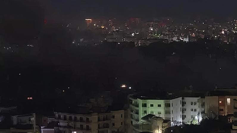 Uma forte explosão causada por um ataque aéreo durante a madrugada abalou os subúrbios do sul de Beirute