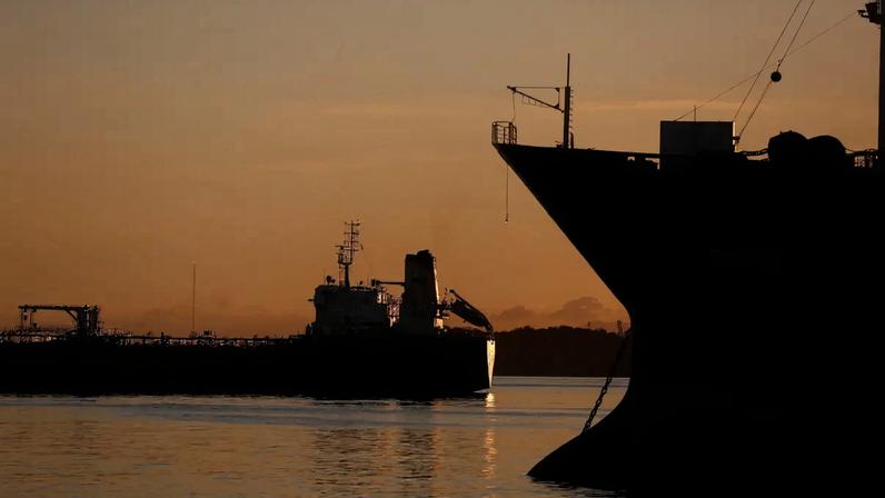 FOTO DE ARQUIVO: Navios petroleiros são fotografados atracados na Baía de Guanabara, no Estado do Rio de Janeiro, em 19 de novembro de 2014. REUTERS/Pilar Olivares/ Foto de arquivo