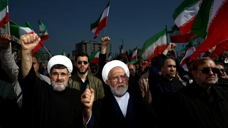 Iranianos no enterro do comandante da Marinha da Guarda Revolucionária do Irã, Alireza Tangsiri — Foto: Majid Asgaripour/WANA via Reuters