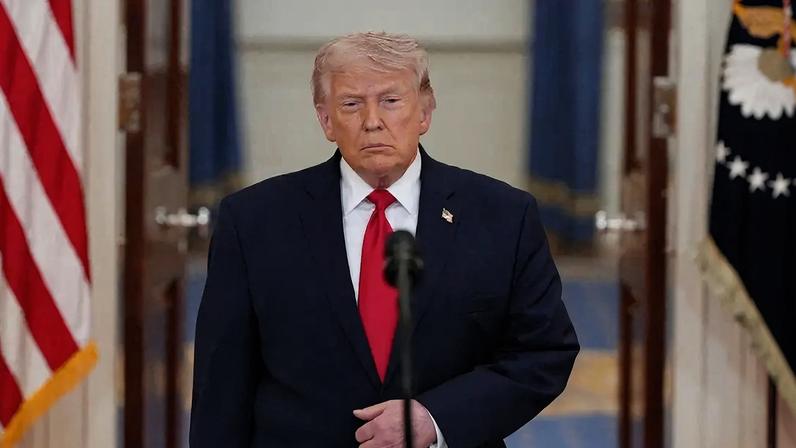 O presidente dos Estados Unidos, Donald Trump, chega para fazer um pronunciamento à nação sobre a guerra com o Irã na Casa Branca, em Washington, D.C., EUA, em 1º de abril de 2026. Alex Brandon/Pool via REUTERS TPX IMAGES OF THE DAY
