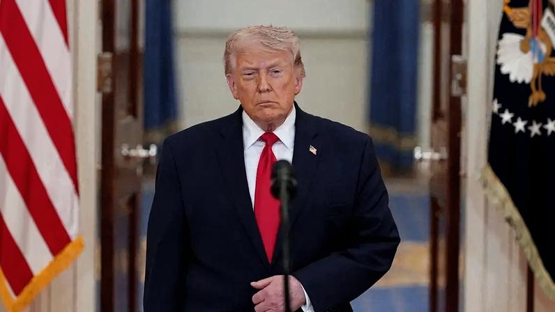 O presidente dos Estados Unidos, Donald Trump, chega para fazer um pronunciamento à nação sobre a guerra com o Irã na Casa Branca, em Washington, D.C., EUA, em 1º de abril de 2026. Alex Brandon/Pool via REUTERS TPX IMAGES OF THE DAY