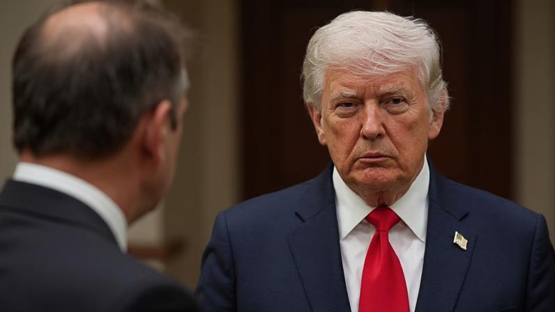 O presidente Donald Trump chega da Sala Azul para falar sobre a guerra com o Irã na Casa Branca, na quarta-feira, 1º de abril de 2026, em Washington. Alex Brandon/Pool via REUTERS