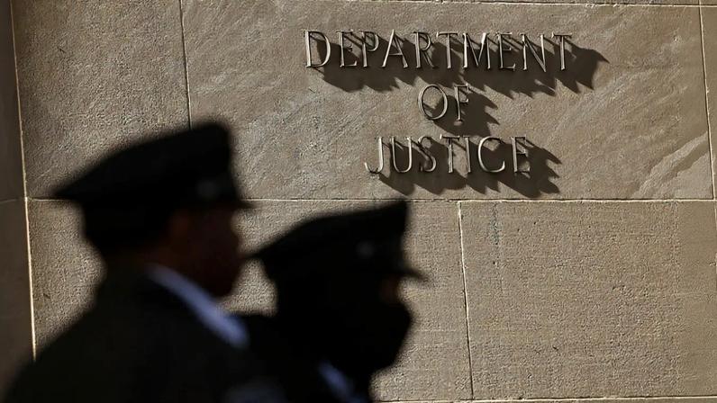 Policiais em frente à sede do Departamento de Justiça dos Estados Unidos, em Washington DC. Foto: REUTERS/Kevin Lamarque