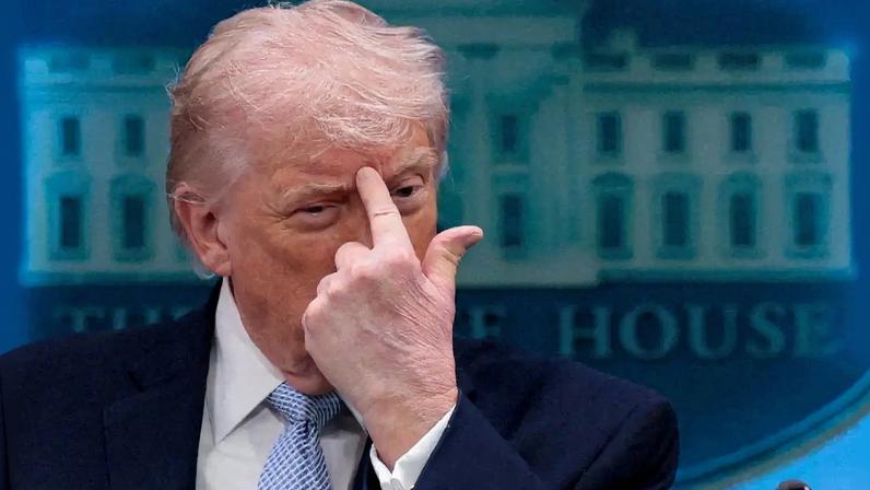 O presidente dos Estados Unidos, Donald Trump, gesticula enquanto fala durante uma coletiva de imprensa na Sala de Briefing da Imprensa James S. Brady, na Casa Branca, em Washington, D.C., EUA, em 6 de abril de 2026. REUTERS/Evan Vucci