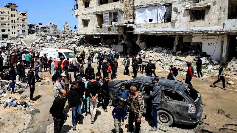 Palestinos inspecionam danos após uma pessoa ser atingida por ataque israelense enquanto andava de bicicleta na Cidade de Gaza 6 de abril de 2026 REUTERS/Dawoud Abu Alkas