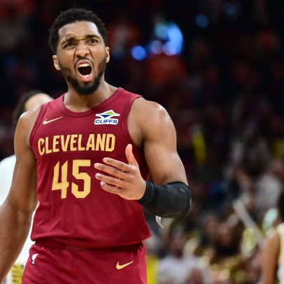 Mitchell deixa dois rivais no chão com um drible e faz cesta pelos Cavs