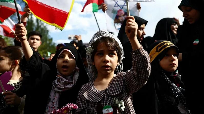 7 de abril de 2026 - Crianças iranianas participam de uma manifestação que marca os 40 dias desde que mais de 100 crianças foram mortas em um ataque a uma escola em Minab, no Irã. Foto: Majid Asgaripour/WANA (West Asia News Agency)