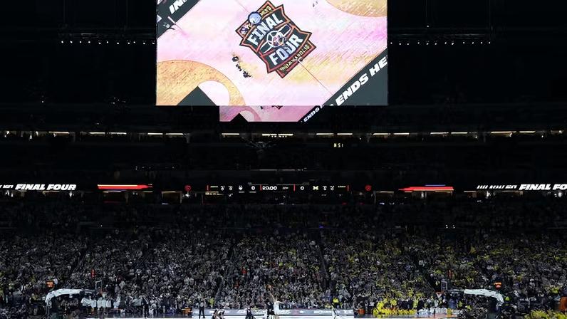 Quadra do Final Four da NCAA montada no Lucas Oil Stadium de Indianapolis — Foto: IMAGN IMAGES via Reuters Connect