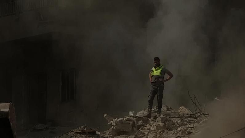 8 de abril de 2026 - Socorrista em meio aos destroços de um lugar atacado por Israel em Tyre, no Líbano. Foto: REUTERS/Adnan Abidi