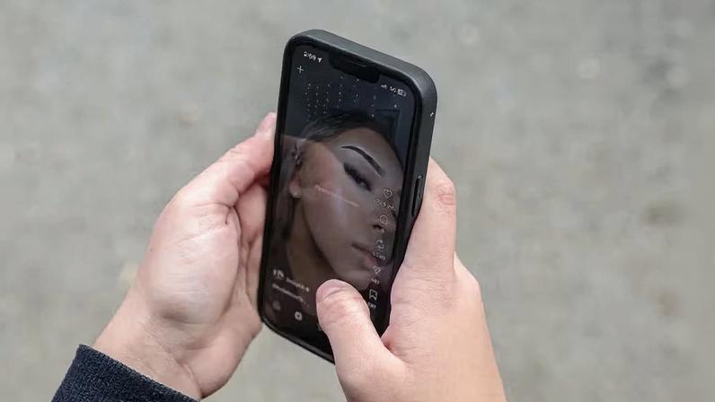Jovem de 14 anos verifica postagens nas mídias sociais em Atenas, em 26 de fevereiro de 2026. — Foto: REUTERS/Louisa Gouliamaki