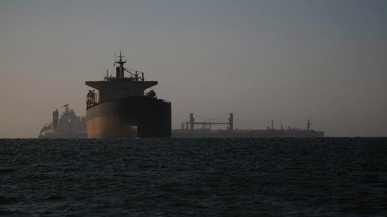 Navios de carga no Golfo, próximos ao Estreito de Ormuz, vistos do norte de Ras al-Khaimah, perto da fronteira com a província de Musandam, em Omã, em meio ao conflito entre Estados Unidos e Israel com o Irã, nos Emirados Árabes Unidos, em 11 de março de 2026. REUTERS