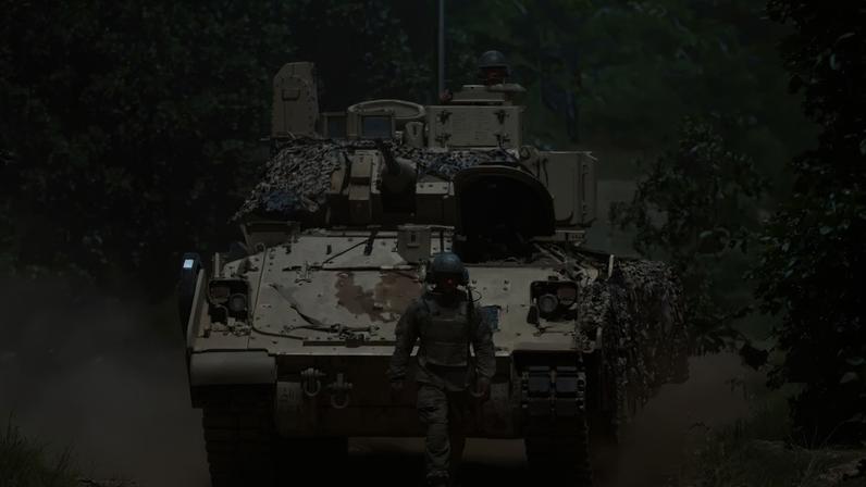 Um soldado dos Estados Unidos caminha em frente a um veículo blindado durante o exercício militar “Balkan Sentinel - 25”, que envolve pessoal e equipamentos das Forças Terrestres e da Força Aérea da Bulgária, formações do Grupo de Batalha Multinacional da Otan com a Itália e um pelotão mecanizado das Forças Terrestres da Romênia, em Koren, Bulgária, em 9 de junho de 2025. REUTERS/Stoyan Nenov/File Photo