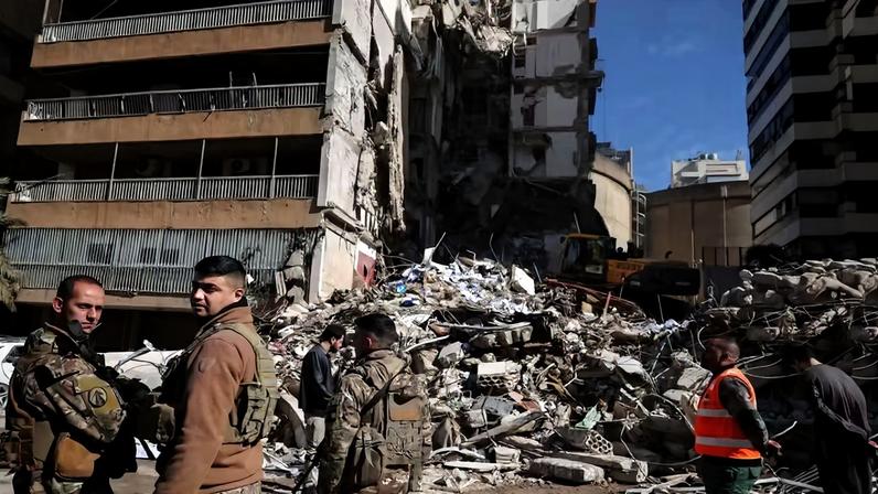 Membros do exército libanês asseguram o local de um ataque israelense realizado na quarta-feira, na área de El Khayat, em Beirute, Líbano