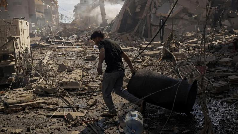 Um homem puxa um tambor no local de um ataque israelense em Tiro, Líbano, em 8 de abril de 2026. REUTERS/Adnan Abidi