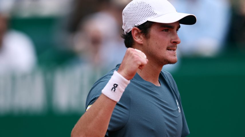 João Fonseca comemora ponto diante de Zverev — Foto: REUTERS/Manon Cruz
