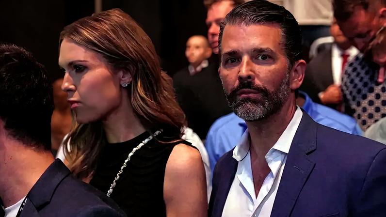 Donald Trump Jr. e Bettina Anderson assistem ao UFC 327 no Kaseya Center, em Miami, Flórida, EUA, em 11 de abril de 2026. Julia Demaree Nikhinson/Pool via REUTERS.