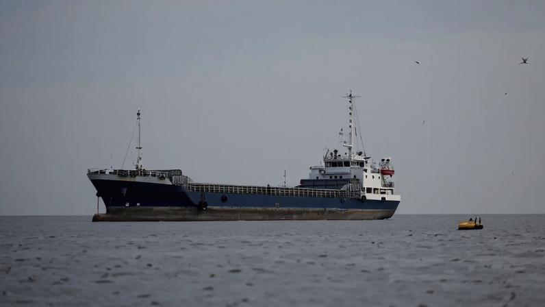 Um navio no Estreito de Ormuz, ao largo da província de Musandam, em Omã, em 12 de abril de 2026. REUTERS