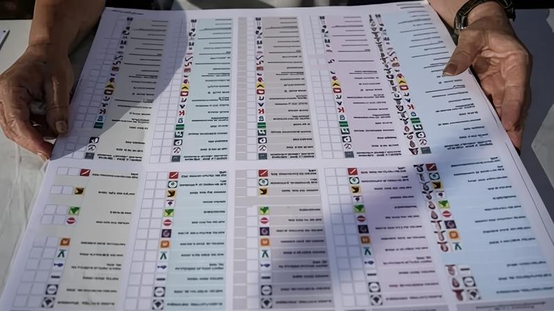 Um funcionário eleitoral manuseia cédula de votação no dia da eleição geral do Peru, em Lima 12 de abril de 2026 REUTERS/Angela Ponce