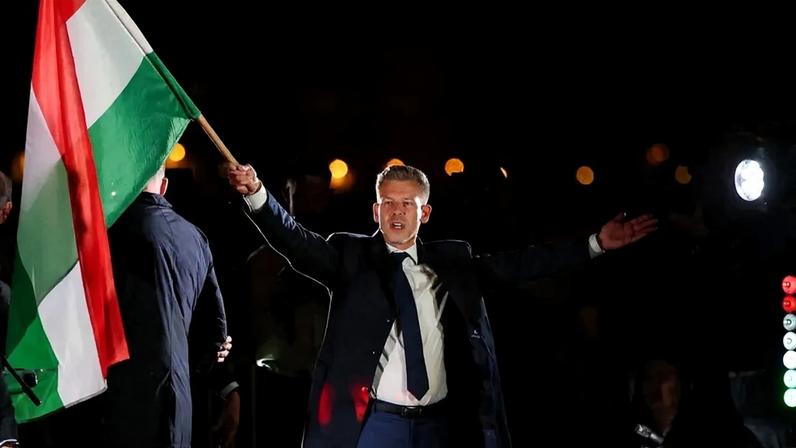 Péter Magyar, líder do partido de oposição Tisza, acena uma bandeira da Hungria enquanto comemora, após o primeiro-ministro húngaro Viktor Orbán reconhecer a derrota nas eleições parlamentares, em Budapeste, Hungria, em 12 de abril de 2026. REUTERS/Leonhard Foeger TPX