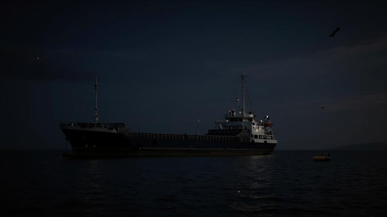 Embarcação no Estreito de Ormuz, ao largo da costa da província de Musandam, Omã, 12 de abril de 2026. — Foto: Reuters