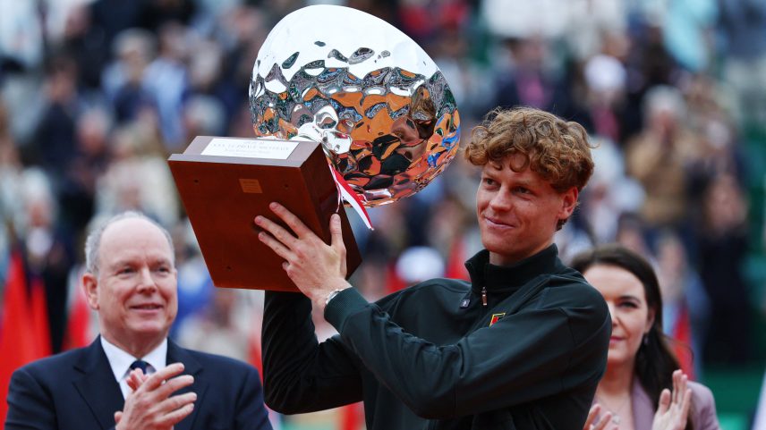 Jannik Sinner ergue o troféu em Monte Carlo — Foto: Reuters