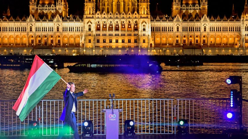Peter Magyar, líder do partido de oposição Tisza, segura uma bandeira nacional após os resultados parciais da eleição parlamentar, em Budapeste, Hungria, em 12 de abril de 2026. — Foto: REUTERS/Marton Monus