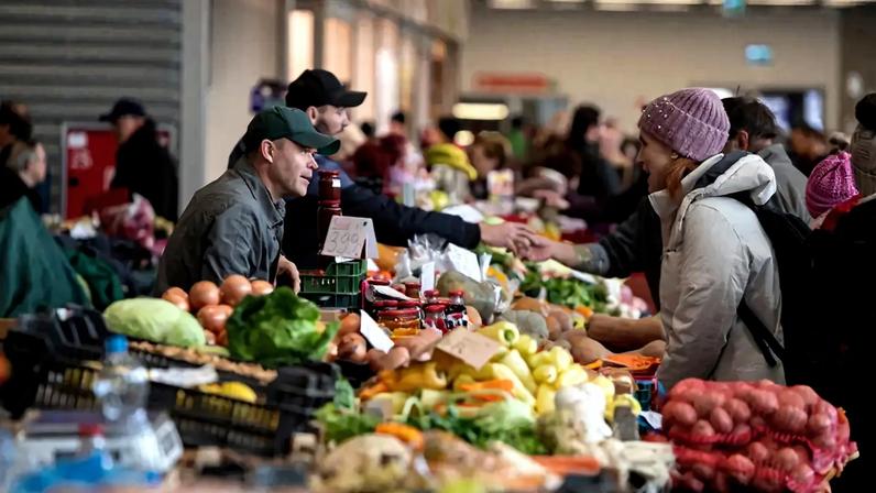 Pessoas compram alimentos em um mercado em Budapeste, Hungria, 3 de dezembro de 2022. REUTERS/Marton Monus/Arquivo