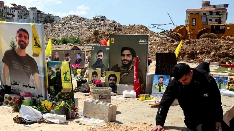 13 de abril de 2026 - Parente de pessoa morta no conflito em um cemitério provisório em Choueifat, no Líbano. Foto: REUTERS/Mohamed Azakir