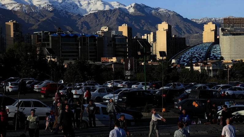 14 de abril de 2026 - Iranianos aproveitam dia de sol em Teerã em meio a cessar-fogo com os Estados Unidos. Foto: REUTERS/Thaier Al Sudani