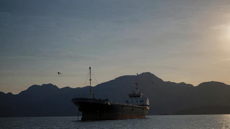 Uma embarcação no Estreito de Ormuz , ao largo da costa da província de Musandam, em Omã — Foto: Reuters