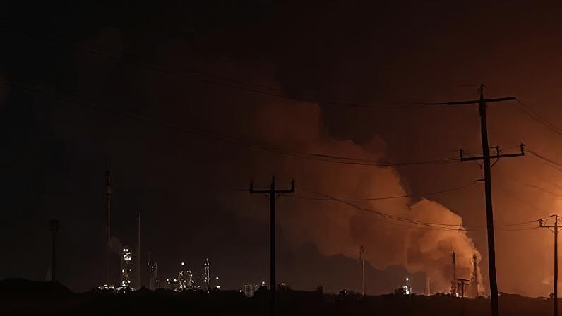 incêndio devastador na maior das duas refinarias de petróleo da Austrália, enquanto o país enfrenta pressão para reforçar a segurança do abastecimento de combustível
