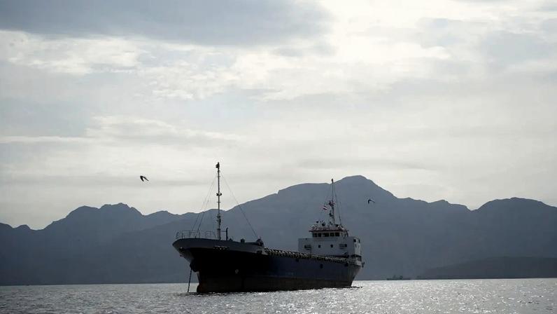 Navio no Estreito de Ormuz na costa de Omã 12 de abril de 2026 REUTERS