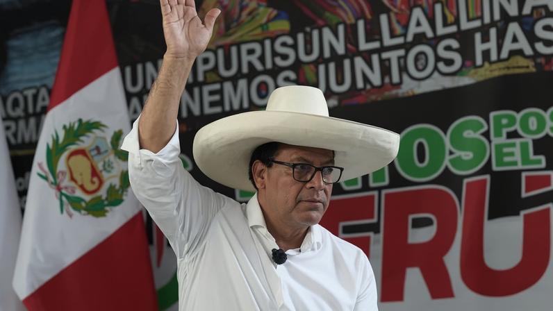 Candidato presidencial peruano Roberto Sánchez em 10 de abril — Foto: REUTERS/Angela Ponce