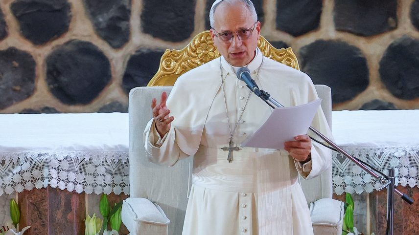Papa Leão XIV em discurso em Camarões — Foto: REUTERS/Guglielmo Mangiapane