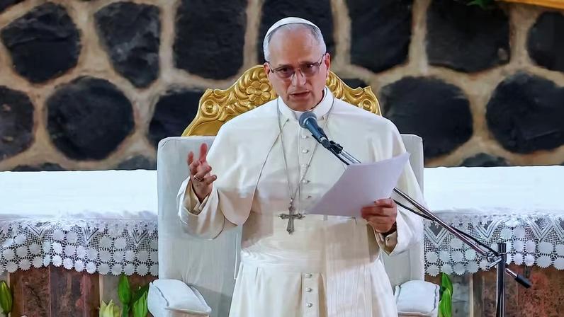 Papa Leão XIV em discurso em Camarões — Foto: REUTERS/Guglielmo Mangiapane
