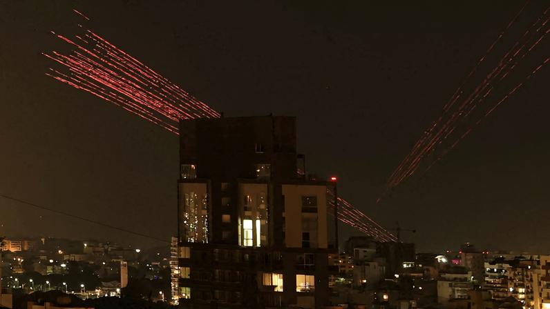 Raios de munição traçante iluminam o céu do Líbano na madrugada de 17 de abril de 2026 — Foto: REUTERS/Adnan Abidi