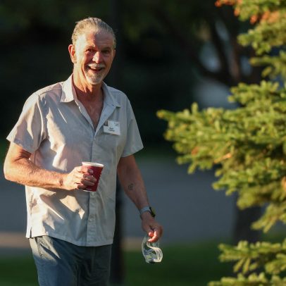 Reed Hastings deixa a Netflix após 29 anos; ações caem