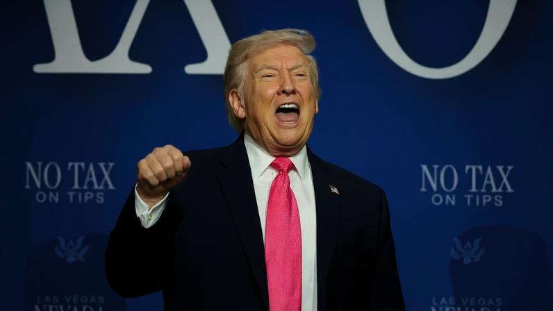 O presidente dos EUA, Donald Trump, gesticula durante uma mesa-redonda sobre cortes de impostos em Las Vegas, Nevada, EUA, em 16 de abril de 2026. REUTERS/Evan Vucci