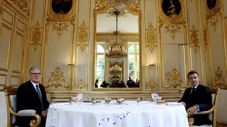 O presidente francês Emmanuel Macron e o primeiro-ministro britânico Keir Starmer posam para fotos antes de um almoço de trabalho de conversas bilaterais, que antecedem a cúpula virtual multinacional no Palácio do Eliseu, em Paris, França, em 17 de abril de 2026. Foto: Tom Nicholson/Pool via REUTERS
